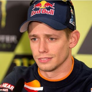 Stoner se impone a Pedrosa y Lorenzo en los primeros libres