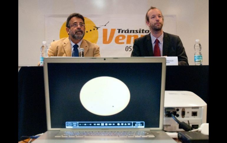 Titular de Academia Mexicana de Ciencias y el agregado de Ciencia y Tecnología de embajada Francesa, en conferencia. NOTIMEX  /