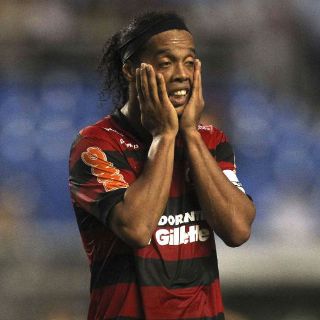Ronaldinho deja al Flamengo por deuda millonaria