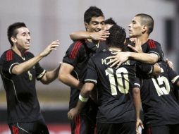 El equipo mexicano festeja una de las tres anotaciones frente a Turquía.  /