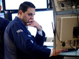 Un comisionista de bolsa trabaja hoy, viernes 1 de junio de 2012, en la sede de la Bolsa de Valores de Nueva York antes del cierre. EFE  /