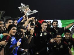 Los jugadores mexicanos celebraron el triunfo en Toulon. AFP  /