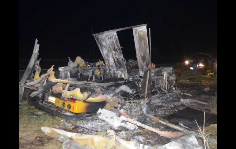 Una camioneta de la empresa Sabritas incendiada en las inmediaciones de la carretera Morelia-Pátzcuaro. NTX  /