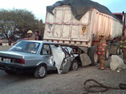 El automóvil que se impactó fue un Nissan tipo Tsuru con placas de circulación JAZ-82 93.  /