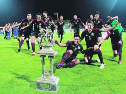 Los seleccionados mexicanos posan festivamente junto al trofeo que ganaron ayer al derrotar a Turquía en la final. MEXSPORT  /