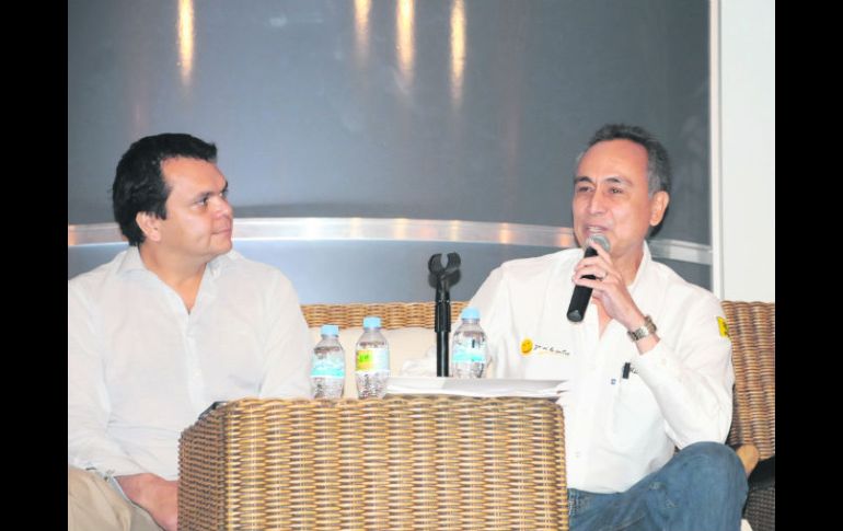 Fernando Garza expuso ante miembros de la Canadevi sus propuestas en torno a la vivienda. ESPECIAL  /