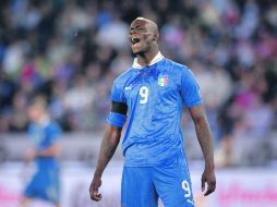 Mario Balotelli tuvo pocas oportunidades en el ataque italiano. AFP  /