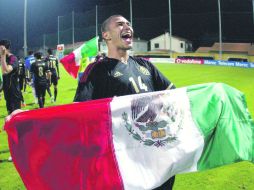 El mediocampista de Chivas, Jorge Enríquez, celebra la conquista del primer título de México en el Torneo Esperanzas de Toulon.MEXSPORT  /