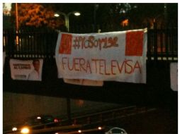 Se han colocado mantas con leyendas en contra de la televisora. Foto de Twitter @reginapuma. ESPECIAL  /