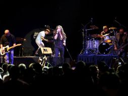 Los fanáticos que asistieron entraron en calor cuando la banda interpretó ''Tu luz''.  /