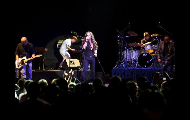 Los fanáticos que asistieron entraron en calor cuando la banda interpretó ''Tu luz''.  /