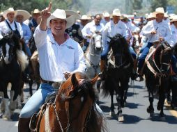 Aristóteles fue entrevistado durante una ''cabalgata'' en la comunidad de San Miguel Cuyutlán. ESPECIAL  /