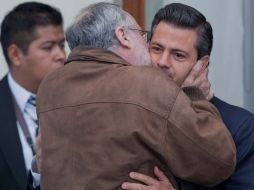 Javier Sicilia besando al candidato del PRI a la presidencia de México, Enrique Peña Nieto.  /