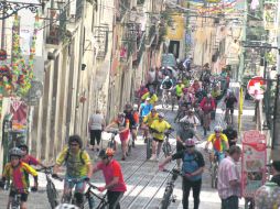 Empinado esfuerzo. Los ciclistas en Lisboa suben colinas para descubrir la aventura de rodar la ciudad.  /