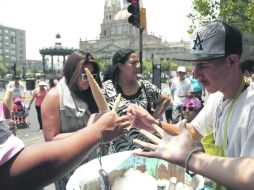 En el primer cuadro de la ciudad es común ver los carritos azules que cargan con un barril, donde mantienen congelados los “canutos”.  /