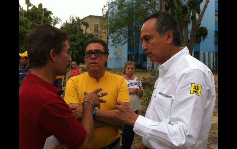 Fernando Garza también acudió a la colonia Atemajac del Valle. ESPECIAL  /
