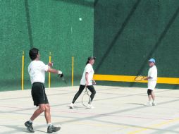 Ideal para practicar raquetbol, frontón y tenis.  /