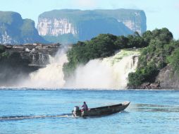 Maravillas. Una típica kuriara se acerca a las cascadas de Canaima. El Tepuy Kusari se muestra imponente y milenario en la distancia.  /