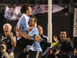 DÚO LETAL. Messi celebra con Higuaín un gol de la Albiceleste. AP  /