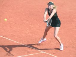 La rusa Maria Sharapova está jugando un tenis arrollador, y tal vez sea porque su madre la acompañó a Roland Garros para apoyarla. AFP  /