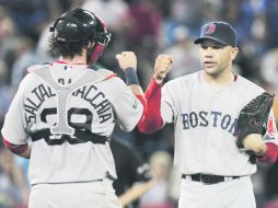 EFECTIVO. El “Patón” Aceves trabajó una entrada completa y ponchó a un bateador. REUTERS  /