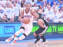 Russell Westbrook, del Thunder de Oklahoma, dribla a Gary Neal de los Spurs para enfilarse hacia la canasta.  /