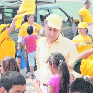 Fernando Garza escucha demandas de vecinos