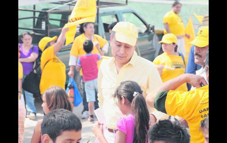 Fernando Garza acudió a las colonias Villa de Guadalupe y Atemajac del Valle, en Zapopan, donde escuchó las demandas y de los vecinos.  /