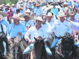 Aristóteles Sandoval participó en un recorrido a caballo acompañado de los gobernadores priistas de Nayarit yde Colima. ESPECIAL  /