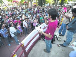 Integrantes de #YoSoy132 provenientes de varias universidades, ayer en el cruce de Juárez y Federalismo.  /