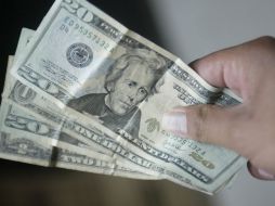 El billete verde alcanza su mayor precio a la venta de 14.35 pesos. ARCHIVO  /