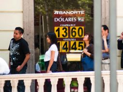 El peso cerró la semana pasada arriba de 14.00 pesos por dólar. NOTIMEX  /