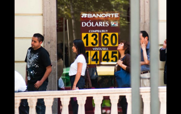 El peso cerró la semana pasada arriba de 14.00 pesos por dólar. NOTIMEX  /