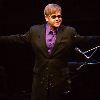 Elton John y su pareja quieren adoptar otro niño