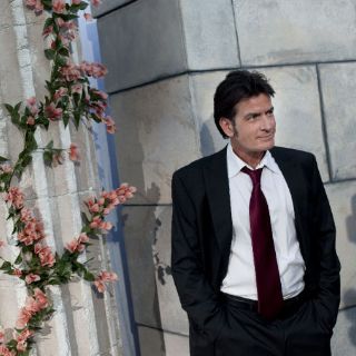 Charlie Sheen regresa a vida llena de excesos, según vecinos