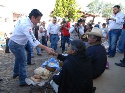 El aspirante del PRI continuó con su campaña en Atemajac. ESPECIAL  /