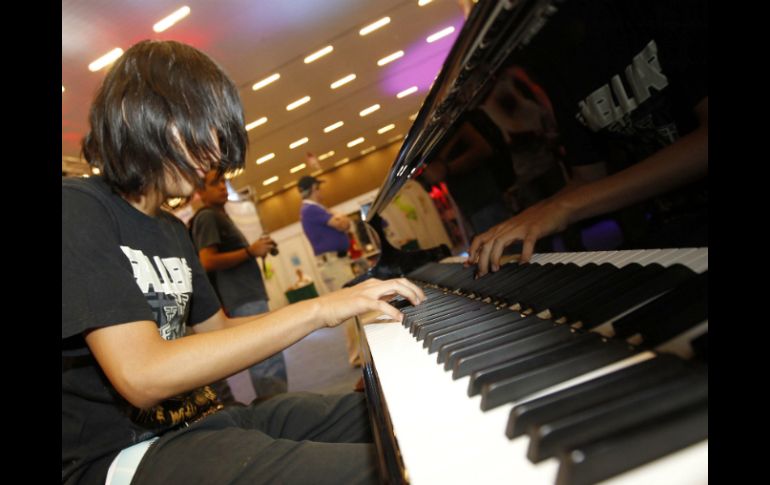 Un joven toca el piano en uno de los stands de la feria que hoy concluye su segunda edición.  /