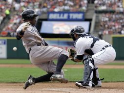Curtis Granderson se barre en home para anotar una carrera para los Yankees. REUTERS  /