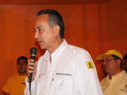 El aspirante perredista, en reunión con militantes y simpatizantes en Poncitlán. ESPECIAL  /