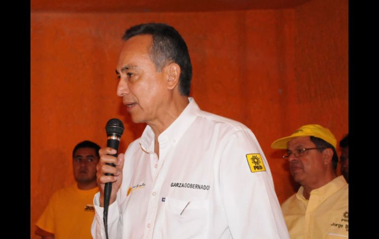 El aspirante perredista, en reunión con militantes y simpatizantes en Poncitlán. ESPECIAL  /