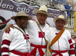 López Obrador posó junto a dos simpatizantes en Ocosingo. EFE  /