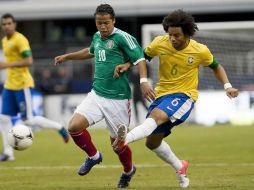Giovani dos Santos (izq) sigue siendo considerado por el Liverpool. MEXSPORT  /
