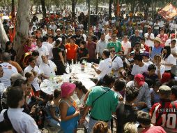 Enrique Alfaro  estuvo presente en la convivencia Alfaro los trae asados en el Parque Solidaridad. ESPECIAL  /
