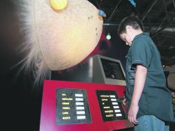 Los menores y adultos pueden experimentar el peso corporal en otros planetas, aunque a la salida del museo vuelven a la realidad.  /