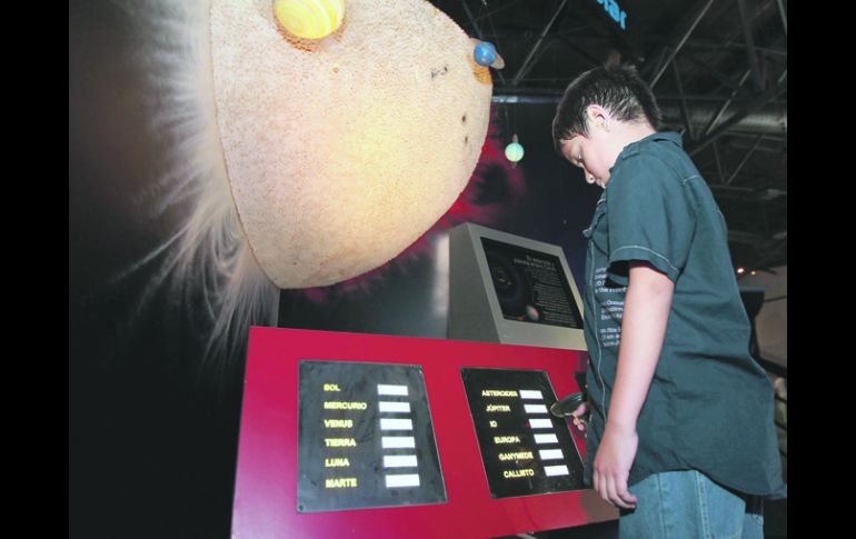 Los menores y adultos pueden experimentar el peso corporal en otros planetas, aunque a la salida del museo vuelven a la realidad.  /
