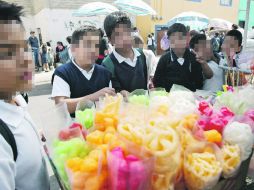 A la salida de la escuela. La comida chatarra forma parte de las dietas que propician problemas de salud en los niños.  /
