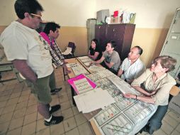 Luego de haber sido elegidos como funcionarios de casilla, los ciudadanos que deciden participar integran una mesa directiva.  /