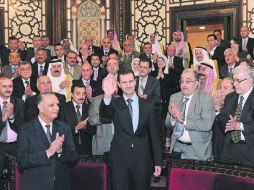 A MODO. Legisladores aplauden al presidente sirio, Bashar al Assad (c), tras finalizar su discurso ante el Parlamento. REUTERS  /