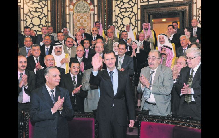 A MODO. Legisladores aplauden al presidente sirio, Bashar al Assad (c), tras finalizar su discurso ante el Parlamento. REUTERS  /