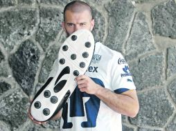 ZAPATO DE GOLEDOR. Emanuel Villa cambió la camisa de Cruz Azul por la de Pumas. MEXSPORT  /